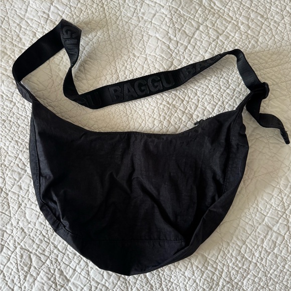 BAGGU Handbags - BAGGU Medium Crescent Bag
